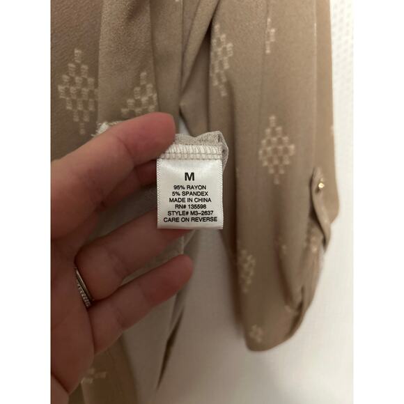 Cure Women's Beige 3/4 Roll-Tab Sleeve Keyhole Neck Blouse Geometric Top Medium - Picture 6 of 10